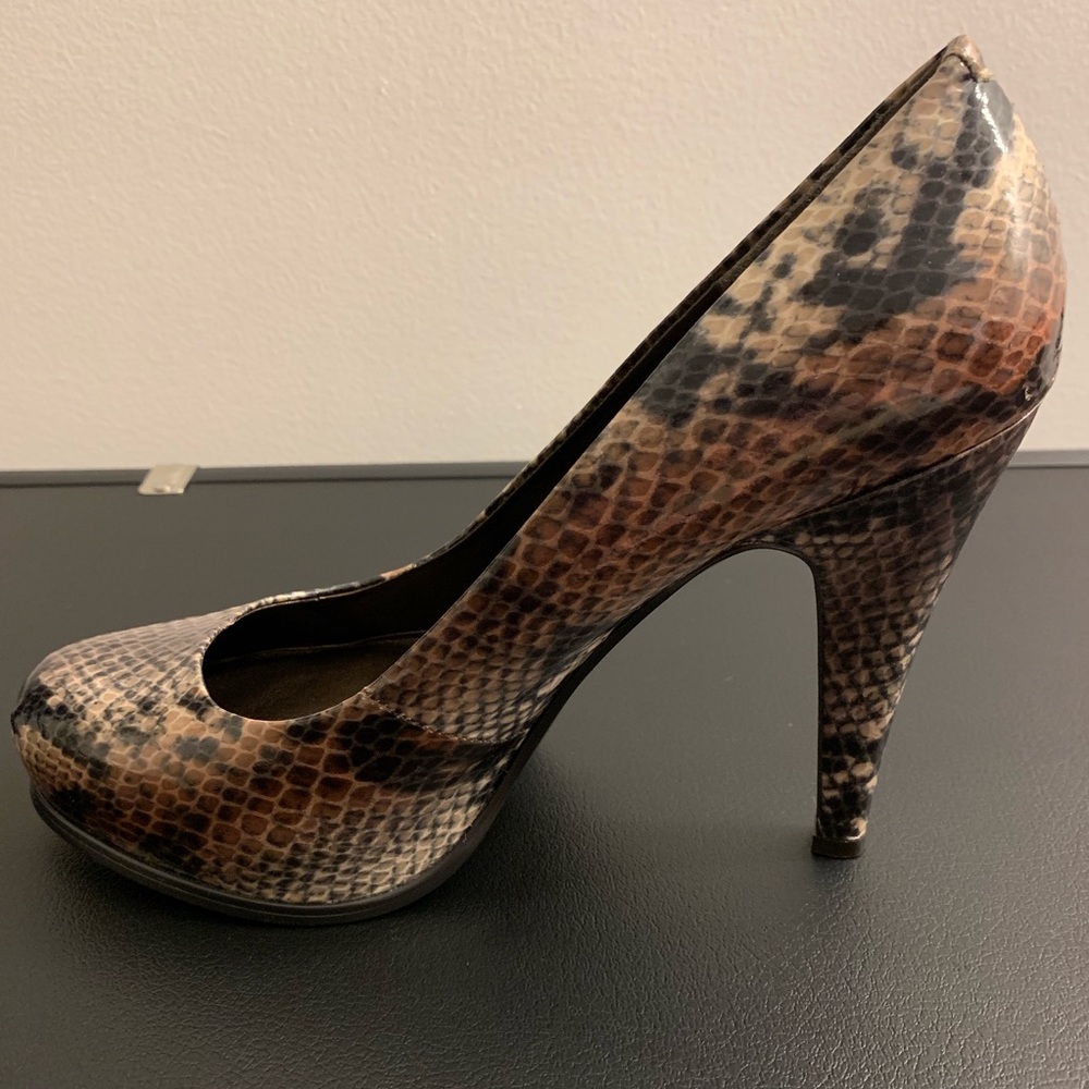 🔥EUC — Nine West snake pattern platform pumps